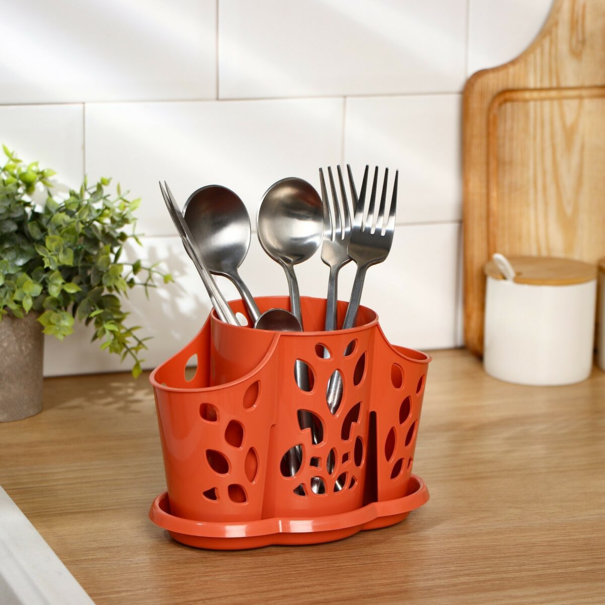 Компактная подставка для столовых приборов с секциями и узорным дизайном для кухни Оранжевая подставка с 3 секциями для столовых приборов на кухне, декорированная растительными мотивами