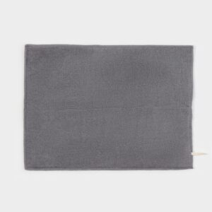 Светло-серый впитывающий коврик для сушки посуды из микрофибры размером 30×40 см на кухонной поверхности