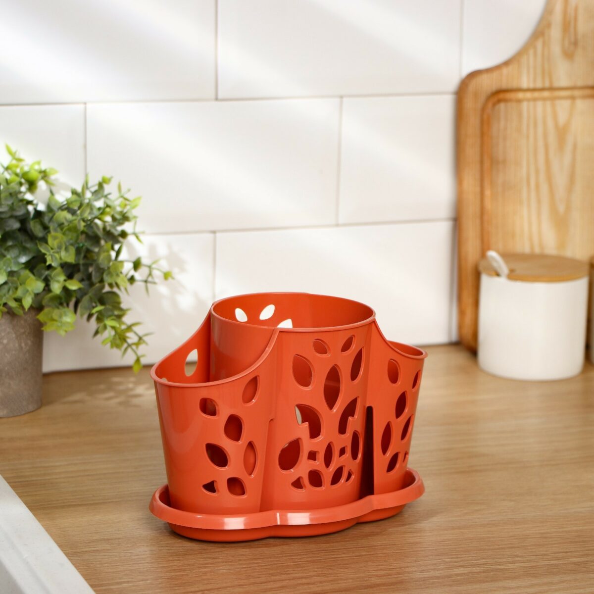 Органайзер для столовых приборов с секциями и декоративным дизайном Подставка для столовых приборов с тремя секциями и съемным поддоном на кухонной поверхности