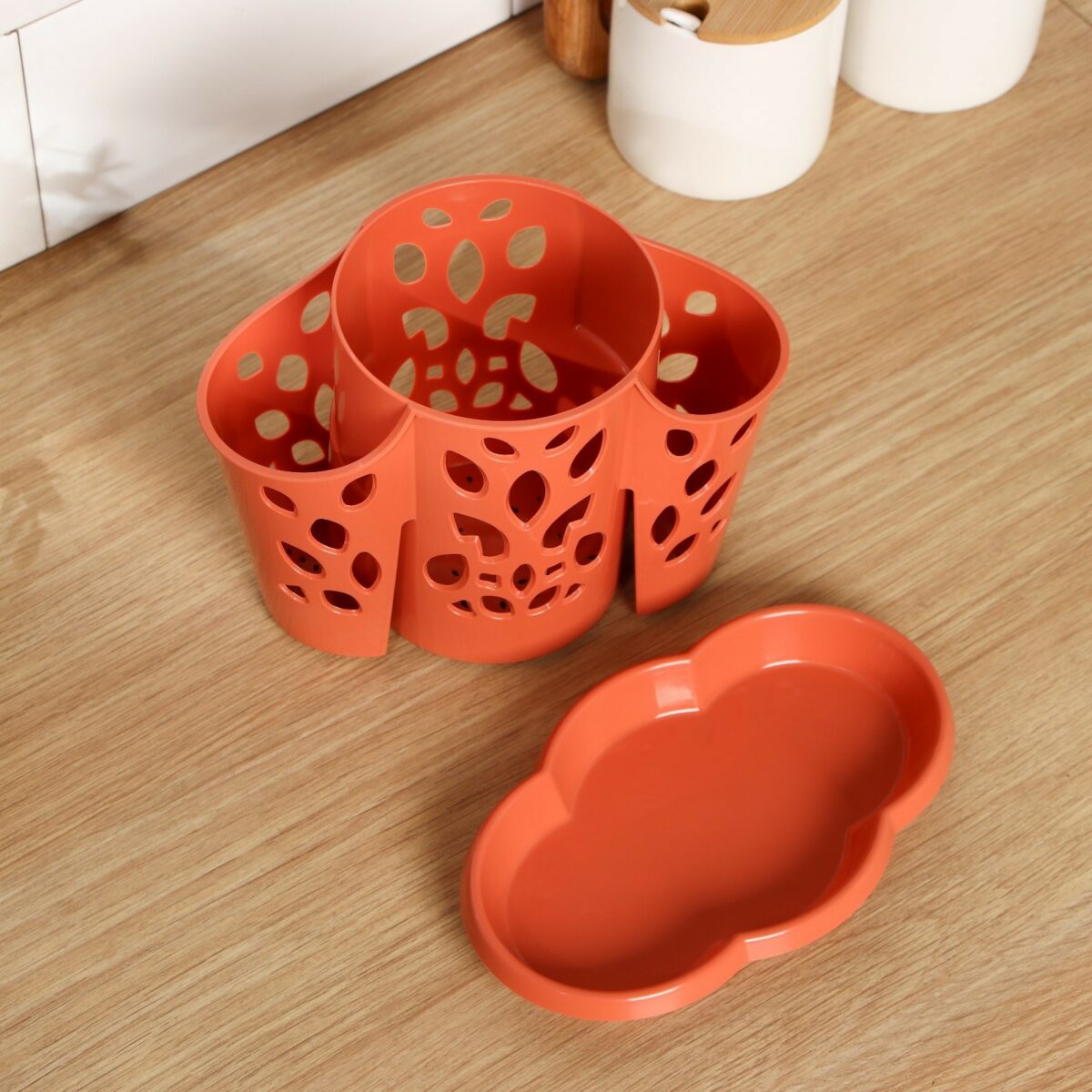 Компактная черная 3-секционная подставка для столовых приборов с поддоном — стильный и прочный органайзер для кухни Подставка для столовых приборов с тремя секциями и съемным поддоном на кухонной столешнице — прочный и стильный органайзер для дома