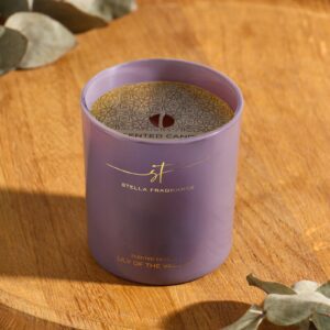 Ароматическая свеча для дома 'Lily of the Valley' в сиреневом стакане с деревянной подставкой, украшенная защитным золотистым вкладышем