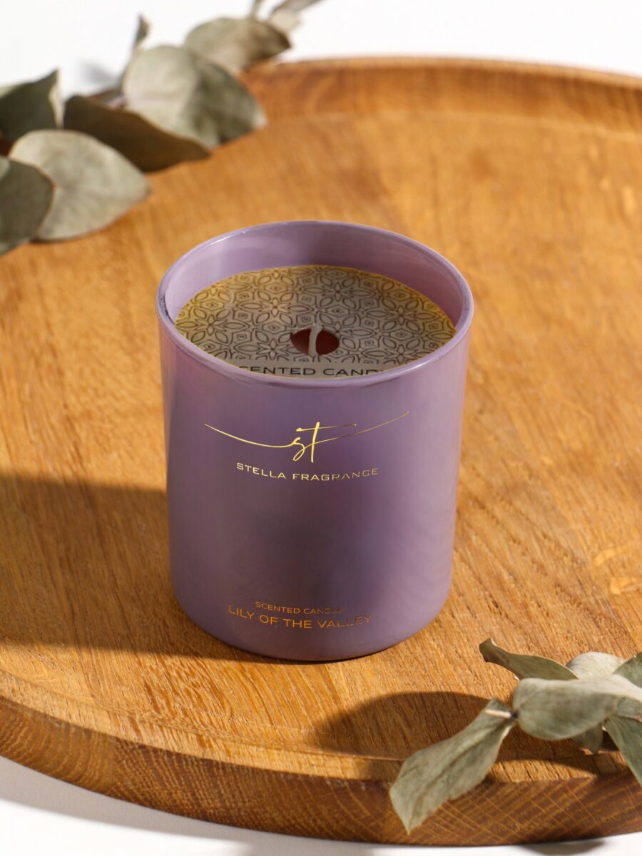 Ароматическая свеча для дома 'Lily of the Valley' в сиреневом стакане с деревянной подставкой, украшенная защитным золотистым вкладышем
