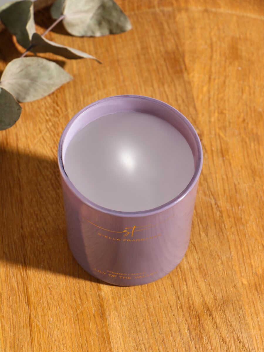 Ароматическая свеча 160 г с ароматом ландыша в стеклянной банке Натуральная ароматическая свеча для дома с ароматом ландыша, в стеклянной банке нежно-сиреневого цвета