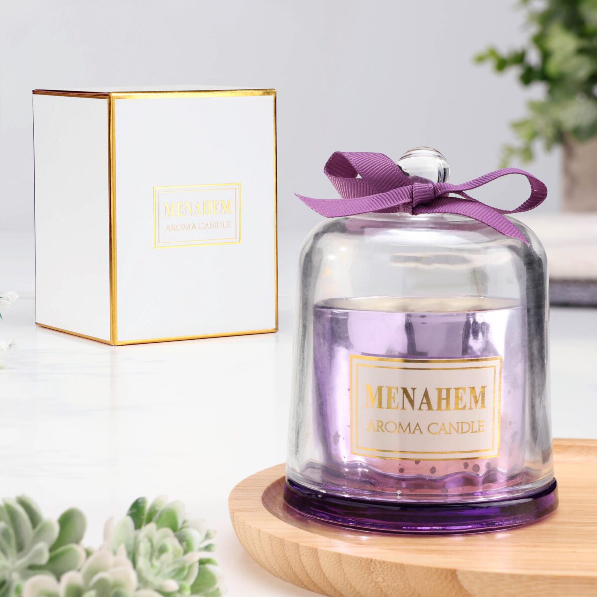 Ароматическая свеча с деревянным основанием и цитрусовым ароматом – элегантное украшение для дома Изящная ароматическая свеча в металлическом фиолетовом корпусе с деревянным основанием и стеклянным колпаком, украшенная лентой
