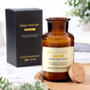 Большая свеча в банке с крышкой, аромат английская груша и фрезия на фоне интерьера