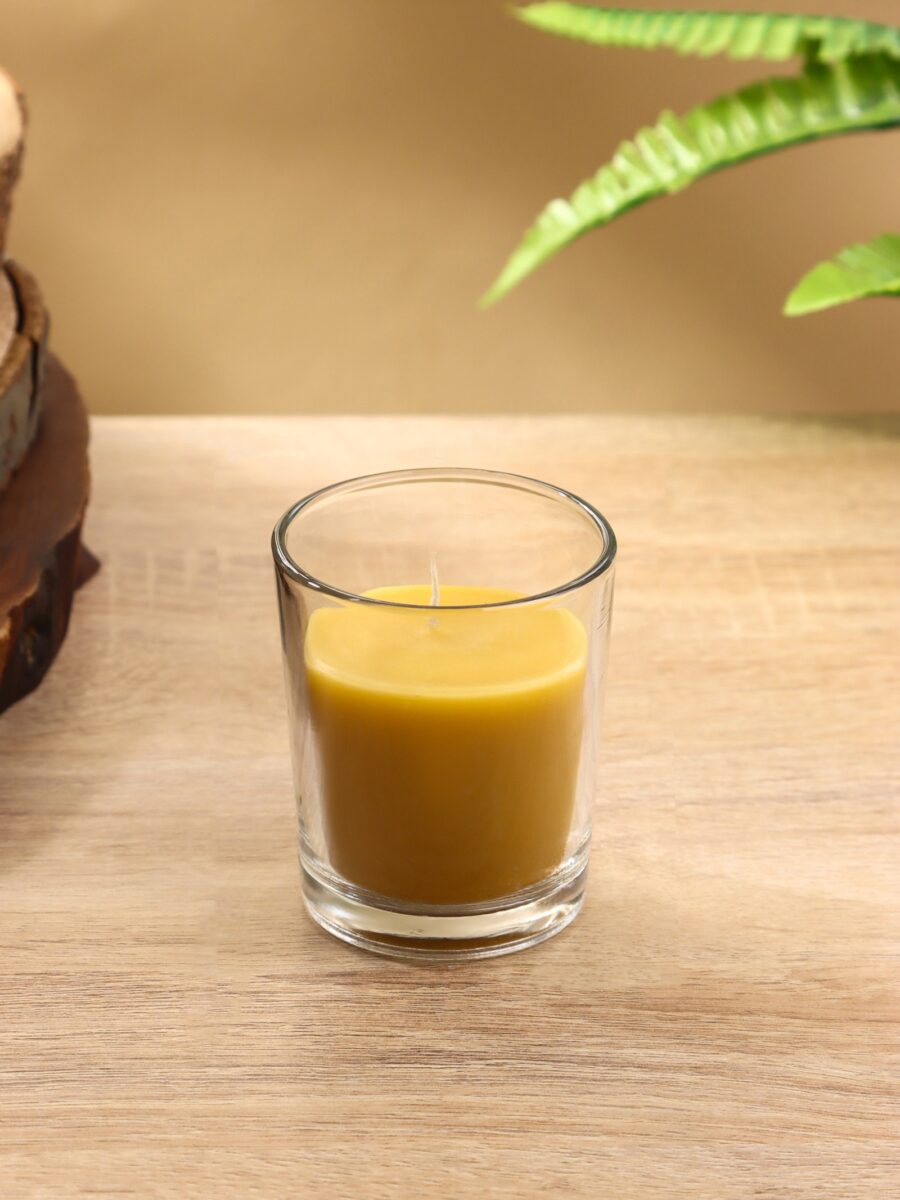 Ароматическая свеча с апельсином и специями в стеклянном стакане — уютный декор для дома Натуральная ароматическая свеча 85 г в прозрачном стеклянном стакане с ароматом апельсина и специй, декорированная растительными элементами