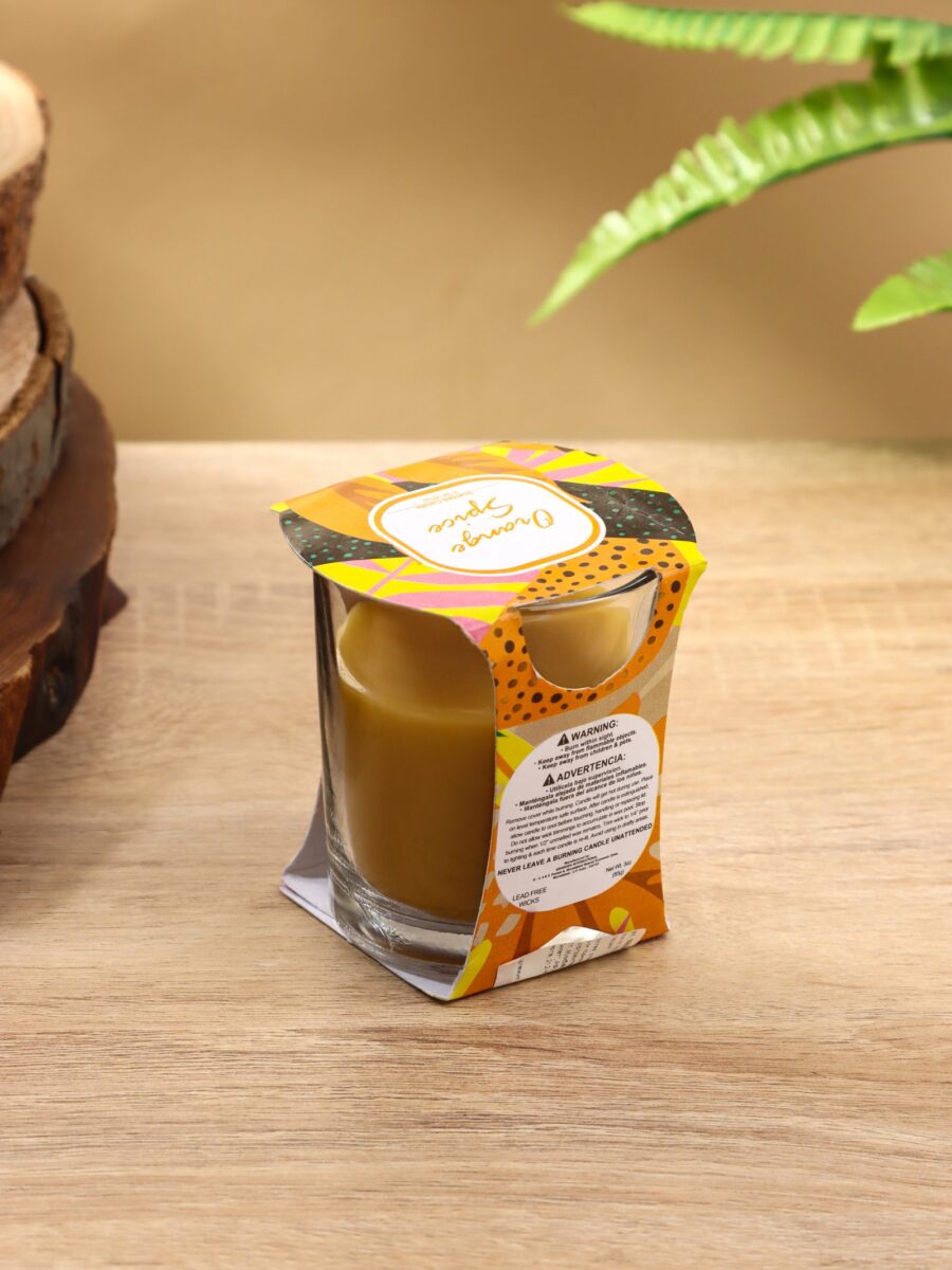 Ароматическая свеча 85 г с ароматом апельсина и специй для уютного декора Натуральная свеча в стеклянной банке 85 г с ярким апельсиновым ароматом на деревянной поверхности с элементами декора