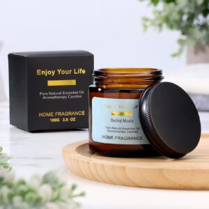 Ароматическая свеча в стеклянной банке с крышкой, украшенная этикеткой и стоящая на деревянной подставке