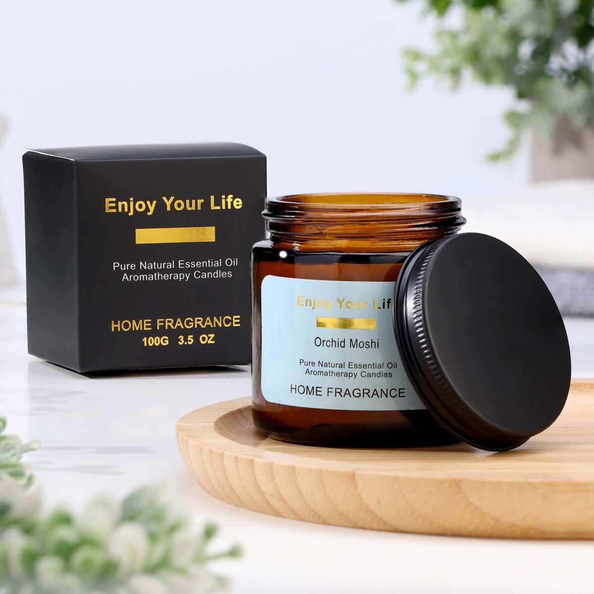 Ароматическая свеча в стеклянной банке с крышкой, украшенная этикеткой и стоящая на деревянной подставке