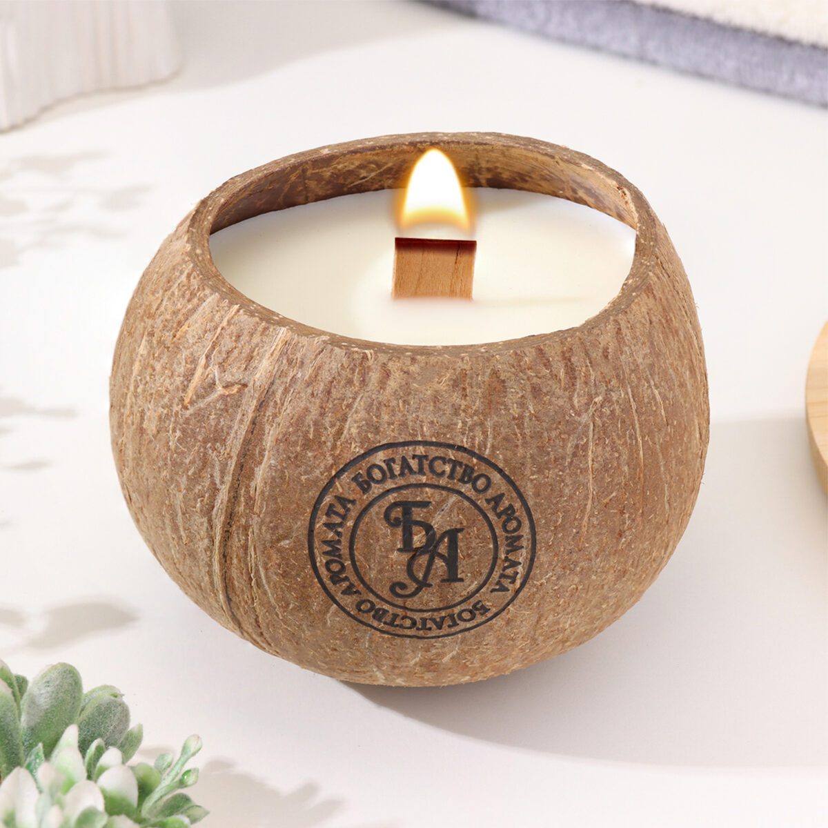 Рустикальная ароматическая свеча с натуральным ароматом зелёного чая в подсвечнике из кокосовой скорлупы, с деревянным фитилем и соевым воском