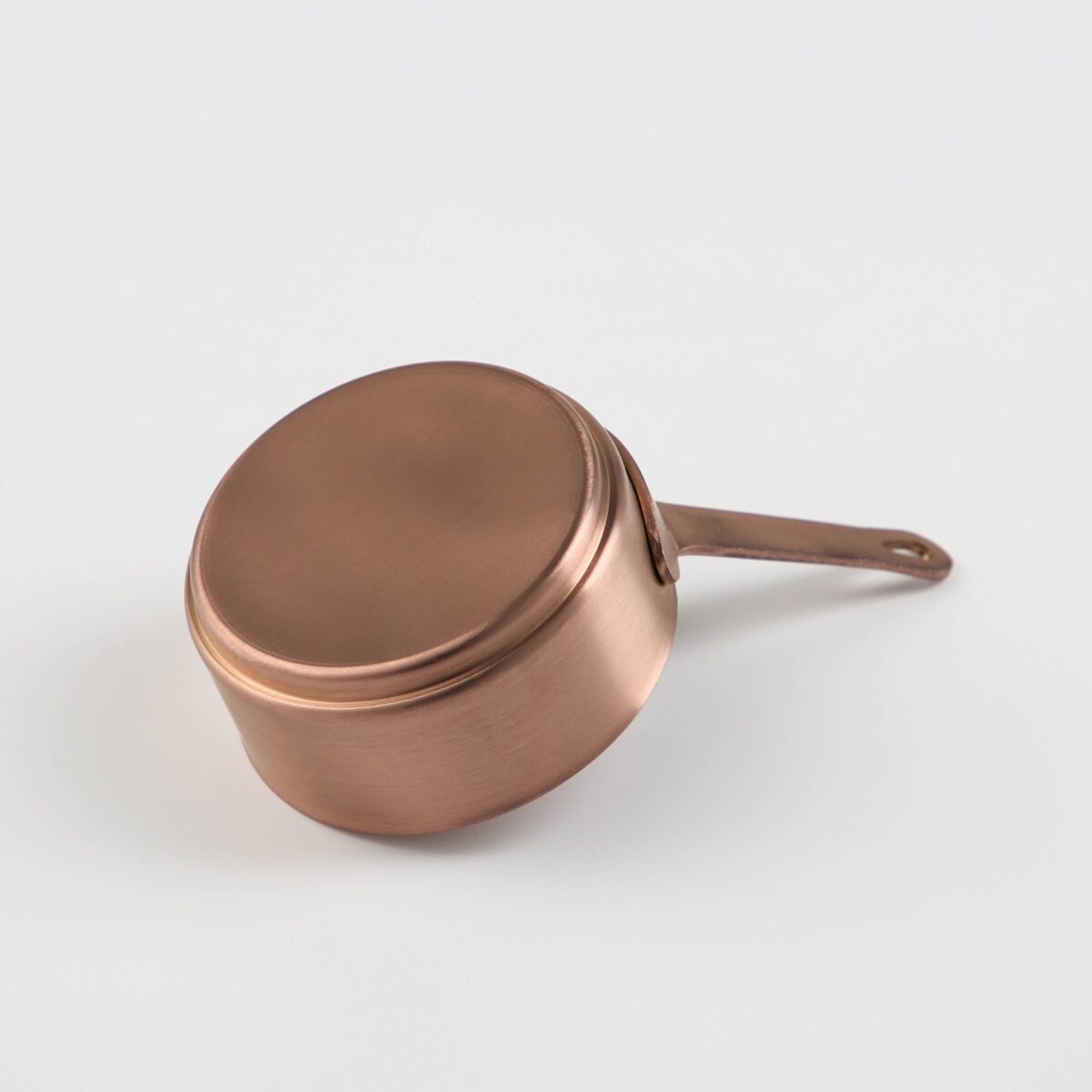 Ковш из нержавеющей стали 120 мл с медной матовой отделкой Ковш объемом 120 мл из нержавеющей стали с медной матовой поверхностью и ручкой с отверстием для подвешивания