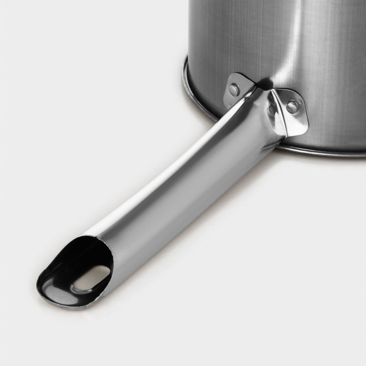 Фрагмент ковша из нержавеющей стали с заклепками и эргономичной ручкой