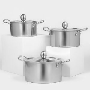 Три кастрюли из нержавеющей стали с крышками и шарообразными ручками на белых подставках
